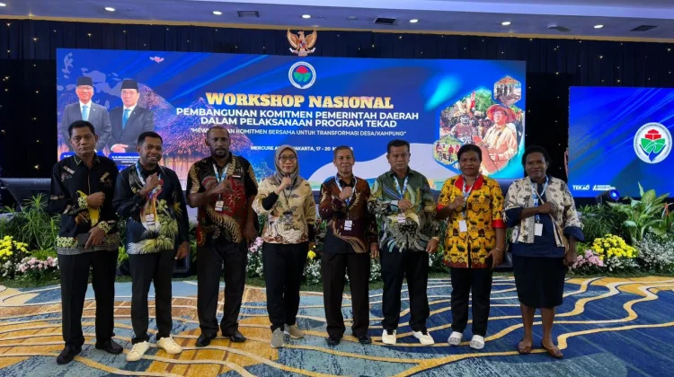 Kelompok TEKAD Distrik Subur Serahkan Bingkisan Olahan Sagu ke Kemendes