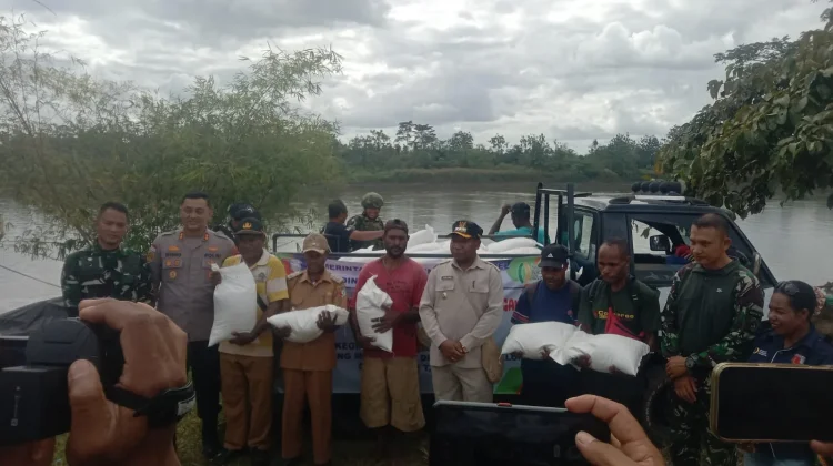 Pemkab Boven Digoel Salurkan Bantuan Beras untuk Warga Kampung Manggelum