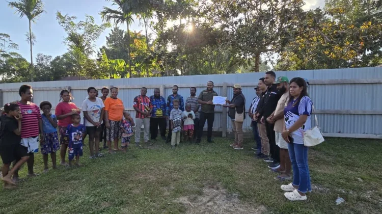 Bawaslu se Papua Selatan Bantu Warga Pengungsi Manggelum