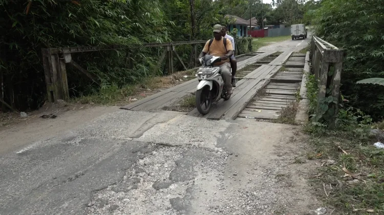 Jembatan Kampung Wet Belum Permanen setelah Hampir 30 Tahun