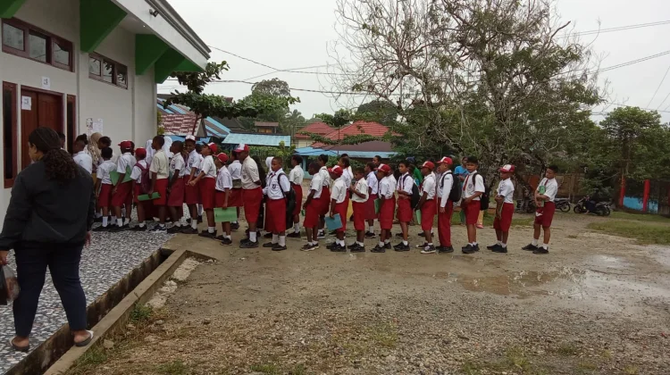 Antrean Harapan di Depan Aula SMP Negeri 1 Tanah Merah