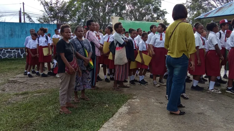 Langkah Seorang Ibu Mengantar Harapan di Hari Pendaftaran