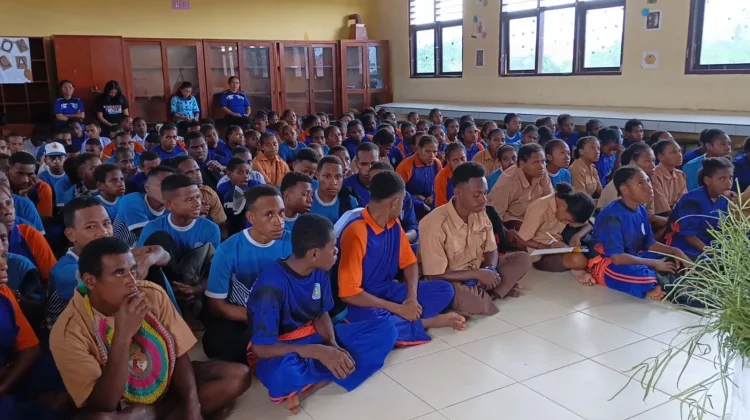 Kepsek SMP YPK Sion Tanah Merah Ingatkan Siswi Jaga Kesehatan Demi Masa Depan