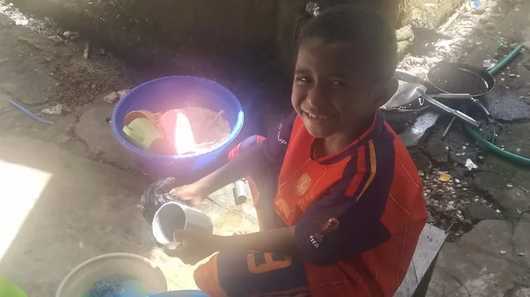 sejak Usia SD, Anak Perlu Dibiasakan Membantu Pekerjaan Rumah