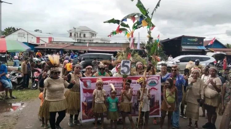 Ikatan Perempuan Wambon Tampilkan Budaya Lokal dalam Karnaval Kemerdekaan
