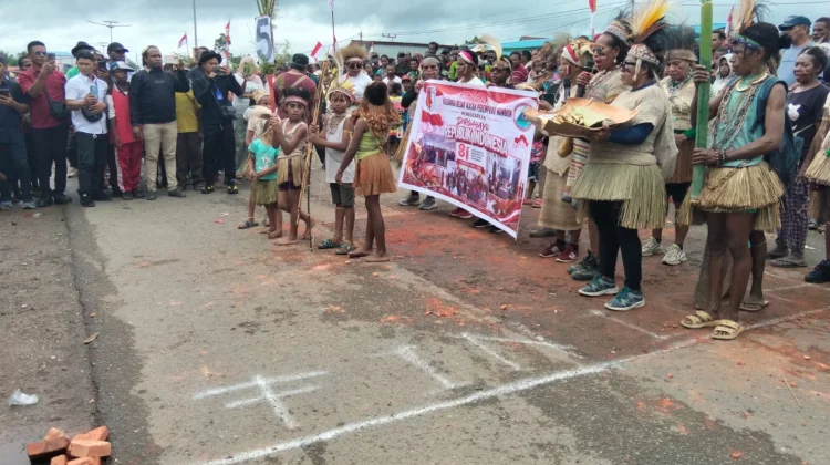 Perempuan Wambon Bawa hasil Bumi dalam Karnaval Kemerdekaan