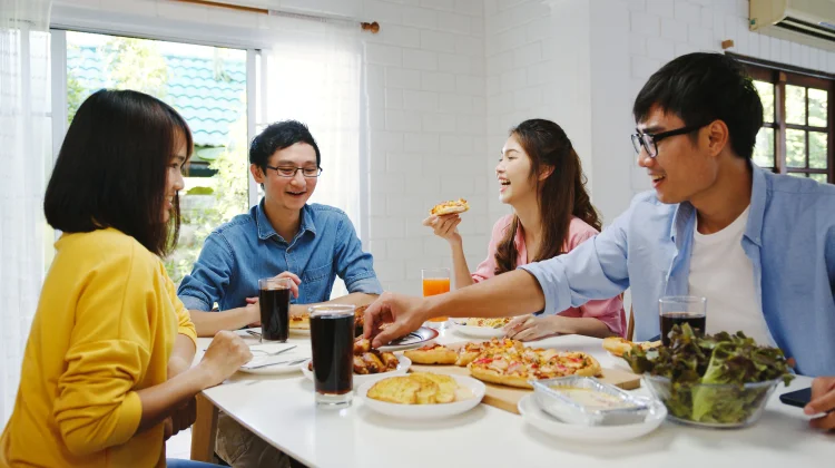 Mengapa Makanan Terasa Lebih Enak saat Dimakan Bersama?