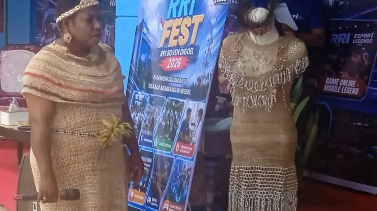Berawal dari Wisuda Anak, Finsensia Kembangkan Pakaian Adat Noken