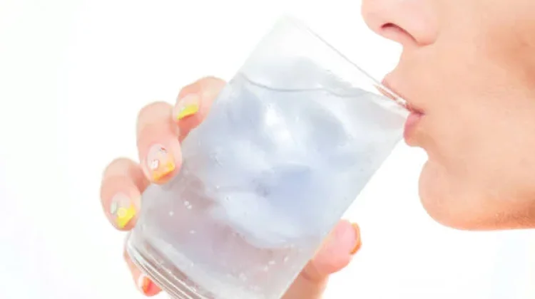 Cek Fakta: Benarkah Minum Air Es Bisa Menyebabkan Batuk dan Pilek?