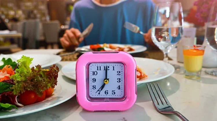 Fakta atau Mitos? Makan Malam Selalu Membuat Berat Badan Naik?