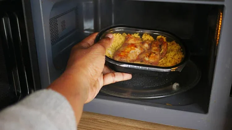 Cek Fakta: Benarkah Memanaskan Makanan dalam Microwave Berbahaya bagi Kesehatan?