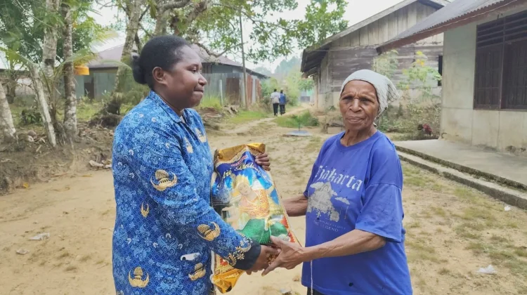 RRI Boven Digoel Hadir Berbagi kasih di tengah Masyarakat