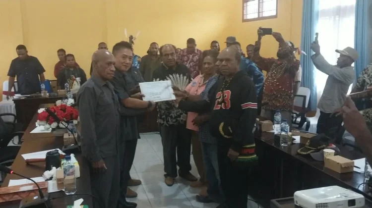 Tim Pemekaran AUKOMKOR Serahkan Dokumen Aspirasi kepada DPRK Boven Digoel