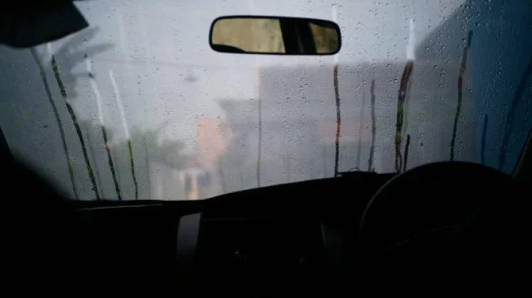 Kaca Mobil Tiba-Tiba Berembun? Kenali Penyebabnya sebelum Mengganggu Perjalanan
