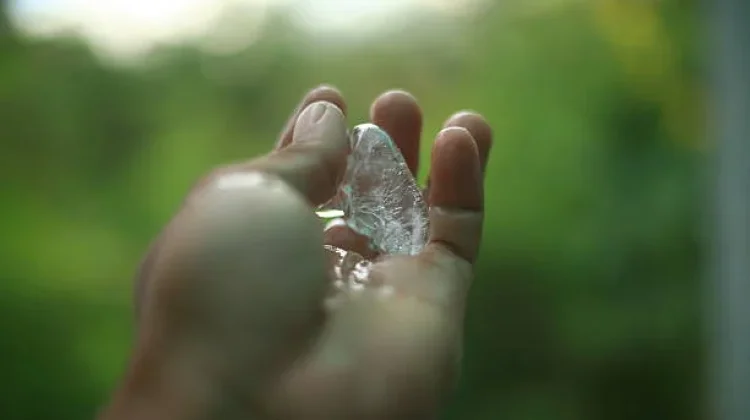 Mengapa Es Batu Bisa Menempel pada Kulit? Ini Penjelasannya!
