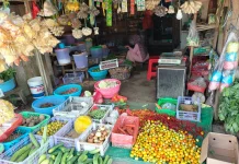 Harga Tomat di Pasar Mumanjakoa Tanah Merah Turun Drastis