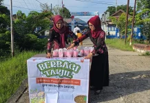 DWP LPP RRI Boven Digoel Bagikan Takjil kepada Pengguna Jalan