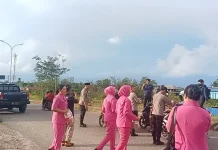Bhayangkari dan Polres Boven Digoel Bagikan Takjil Gratis di Perempatan Titik Nol