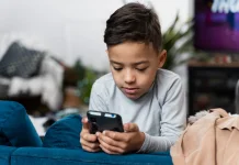 Solusi Ubah Kebiasaan Anak Kecanduan HP tanpa Harus Melarang Secara Keras