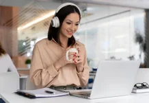 Kebiasaan Mendengarkan Musik saat Bekerja Membantu Menjaga Konsentrasi Pikiran