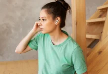 Pemakaian earphone terlalu lama dapat ganggu pendengaran.