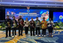 Kelompok TEKAD Distrik Subur Serahkan Bingkisan Olahan Sagu ke Kemendes