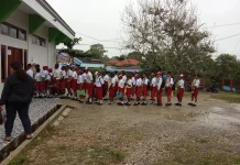 Antrean Harapan di Depan Aula SMP Negeri 1 Tanah Merah