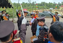 Kapolres Boven Digoel Pimpin Tradisi Pedang Pora