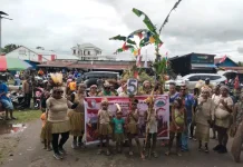 Ikatan Perempuan Wambon Tampilkan Budaya Lokal dalam Karnaval Kemerdekaan