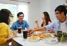 Mengapa Makanan Terasa Lebih Enak saat Dimakan Bersama?