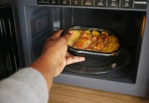 Cek Fakta: Benarkah Memanaskan Makanan dalam Microwave Berbahaya bagi Kesehatan?