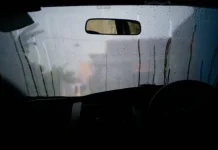 Kaca Mobil Tiba-Tiba Berembun? Kenali Penyebabnya sebelum Mengganggu Perjalanan