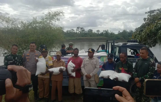 Pemkab Boven Digoel Salurkan Bantuan Beras untuk Warga Kampung Manggelum