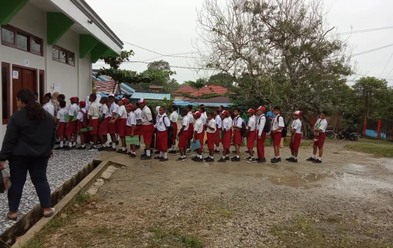 Antrean Harapan di Depan Aula SMP Negeri 1 Tanah Merah