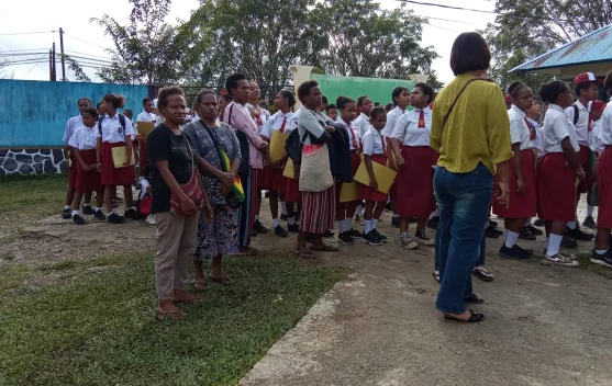 Langkah Seorang Ibu Mengantar Harapan di Hari Pendaftaran
