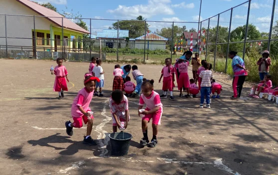 Seruhnya Lomba Mengisi Air, Anak Belajar Fokus dan Pantang Menyerah