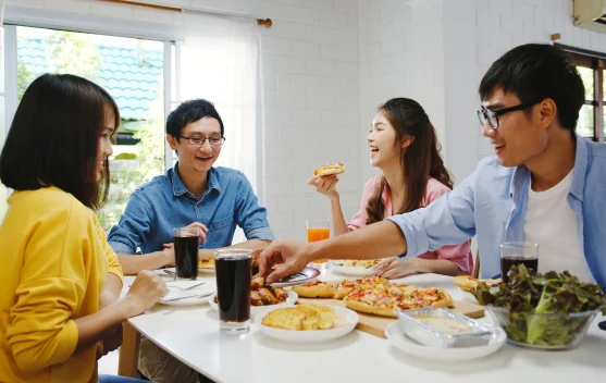 Mengapa Makanan Terasa Lebih Enak saat Dimakan Bersama?