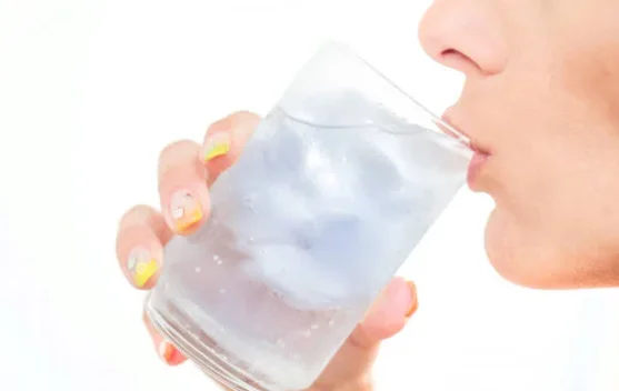 Cek Fakta: Benarkah Minum Air Es Bisa Menyebabkan Batuk dan Pilek?