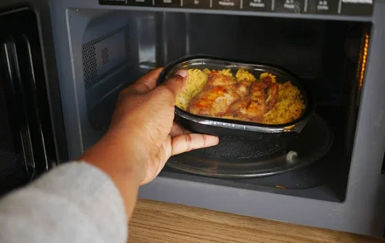 Cek Fakta: Benarkah Memanaskan Makanan dalam Microwave Berbahaya bagi Kesehatan?