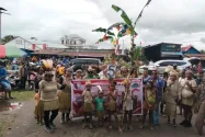 Ikatan Perempuan Wambon Tampilkan Budaya Lokal dalam Karnaval Kemerdekaan