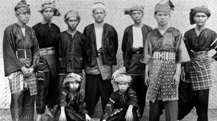 Jejak Konflik dan Harmoni, Pergulatan Adat dan Islam di Minangkabau