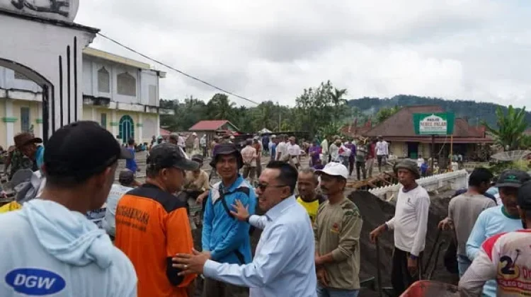 Bupati Berikan Bantuan, Hadir Langsung dan Apresiasi Gotong-Royong