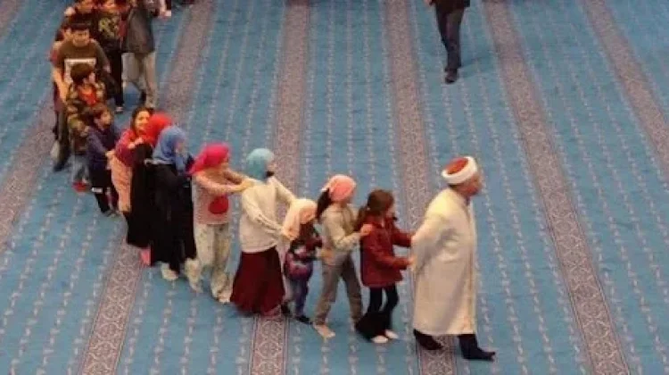 Tradisi Ramah Anak di Masjid Turki Selama Ramadhan
