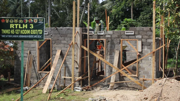 Progres 53 Persen, Satgas TMMD Ke-127 Kodim 0307/Tanah Datar Genjot Rehab RTLH Ibu Mas
