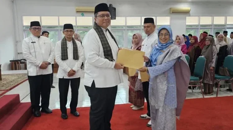 Serahkan SK Bupati kepada 133 Kepala Sekolah TK, SD dan SMP di Kabupaten Tanah Datar