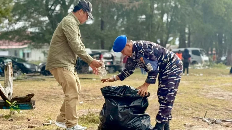 Indonesia ASRI di Agam, Lintas Instansi Kompak Bersihkan Pantai