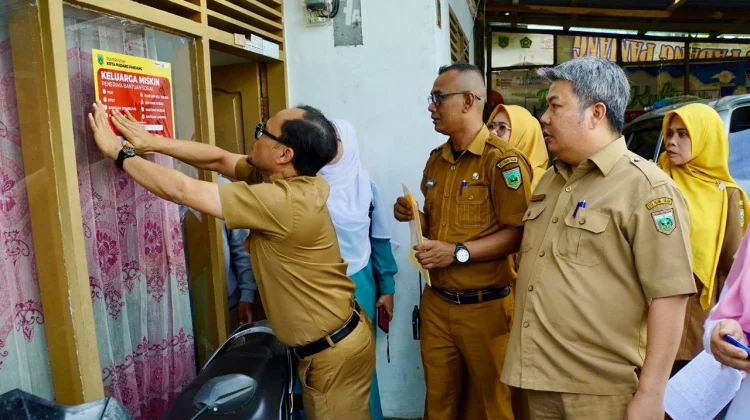 Pemko Padang Panjang Lakukan Penempelan Stiker Keluarga Miskin