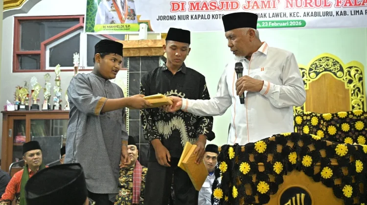 Gubernur Sumbar Serahkan Bantuan ke Masjid Jami' Nurul Falah