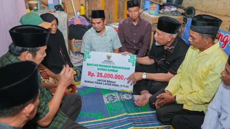 Gubernur Sumbar Serahkan Bantuan Bedah Rumah Warga Solok