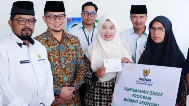 Wawako Ibnu Asis Serahkan Zakat Rp118,8 Juta ke 175 Mustahik Bukittinggi